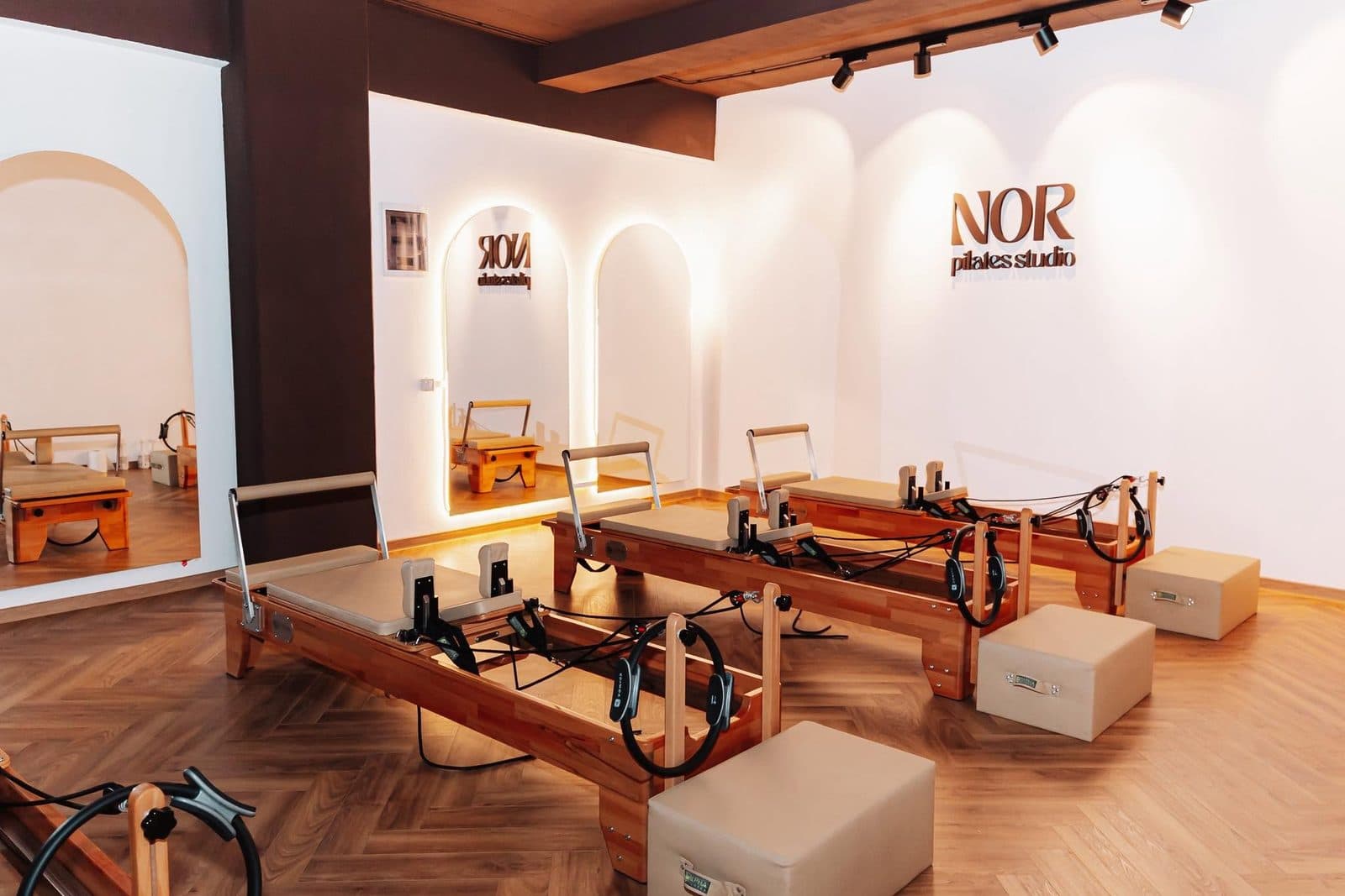 Interior modern al studioului NOR, cu logo iluminat