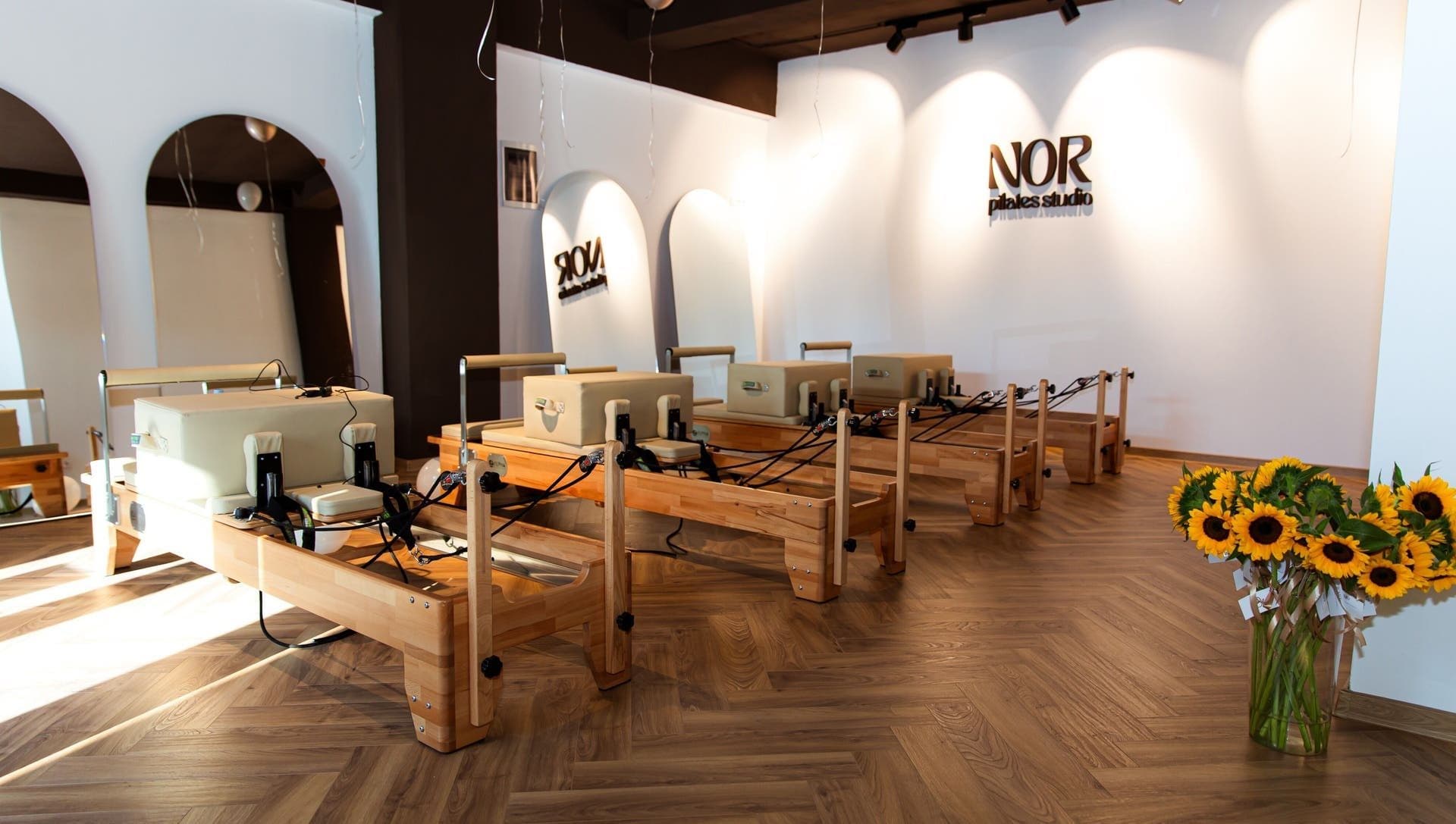 Interiorul NOR Pilates Studio Sibiu — aparate reformer, lumină naturală